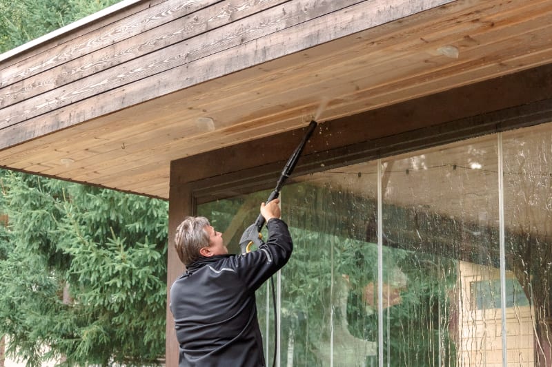 Nettoyage façade en bois